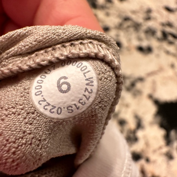 Lululemon white free to be sports bra size six A/B cup - Picture 2 of 4